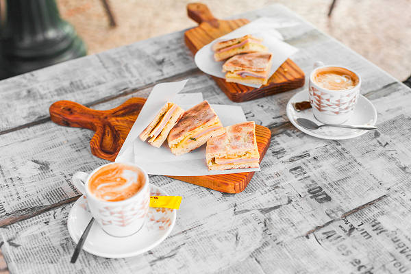 Traditionelles Bolo do Caco Brot mit Schinken und Käse, serviert mit Kaffee auf Madeira