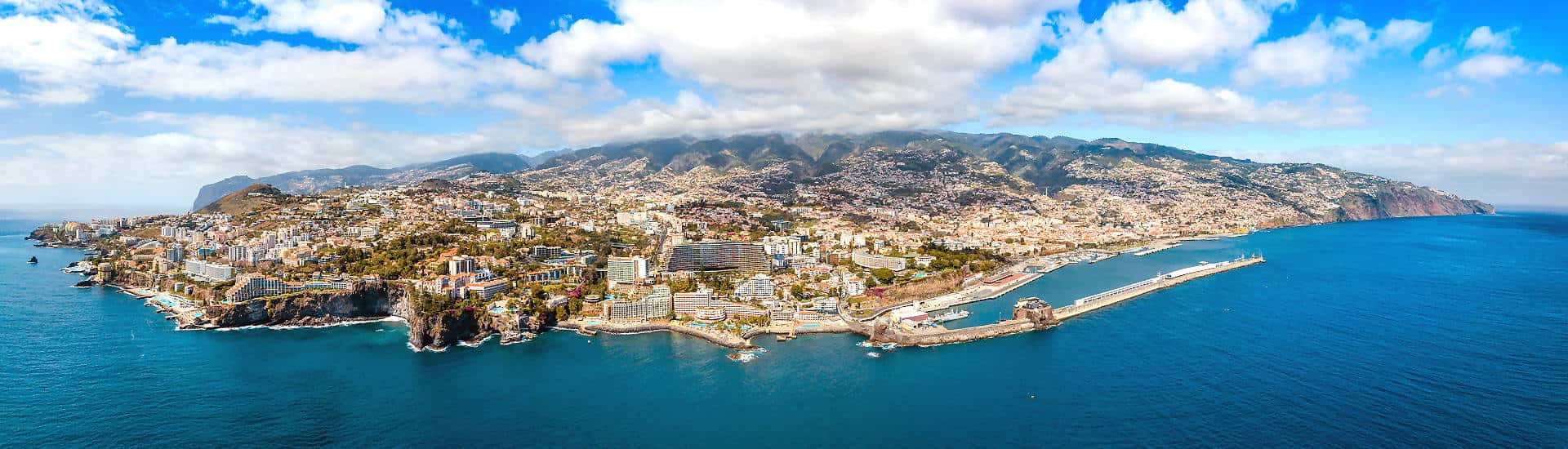 Panoramablick auf die Küstenstadt Funchal von Madeira