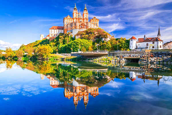 Österreich Urlaub – Entdecken Sie das beeindruckende Melk Stift Österreich Urlaub: Blick auf das barocke Melk Stift an der Donau