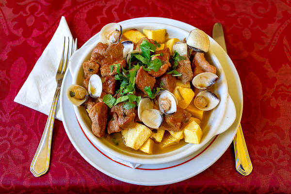 Traditionelles portugiesisches Gericht Carne de Porco