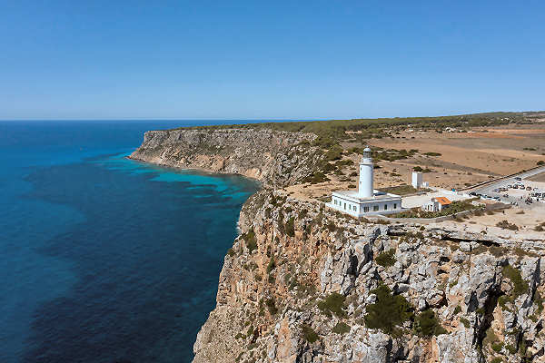 Formentera Urlaub: Besuch am Leuchtturm La Mola und beeindruckende Aussicht Leuchtturm La Mola auf Formentera, umgeben von atemberaubender Küstenlandschaft