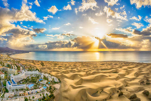 Gran Canaria Urlaub in Maspalomas: Erholung und Abenteuer Blick über die Dünen von Maspalomas auf Gran Canaria – Perfektes Urlaubsziel