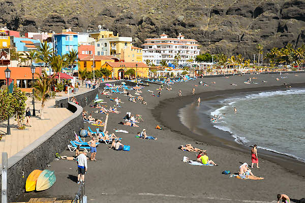 La Palma Urlaub – Playa de Tazacorte: Schwarzer Sandstrand und entspannte Atmosphäre. Playa de Tazacorte auf La Palma mit schwarzem Sandstrand und ruhiger Küstenlandschaft.