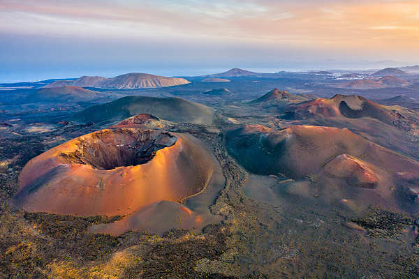 Timanfaya Nationalpark – Vulkanische Highlights im Lanzarote Urlaub. Lanzarote Urlaub im Timanfaya Nationalpark – Vulkanlandschaft und Feuerberge.