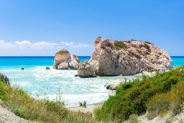 Aphrodites Felsen auf Zypern – beeindruckende Felsformation im türkisblauen Mittelmeer, umgeben von Natur und Strand