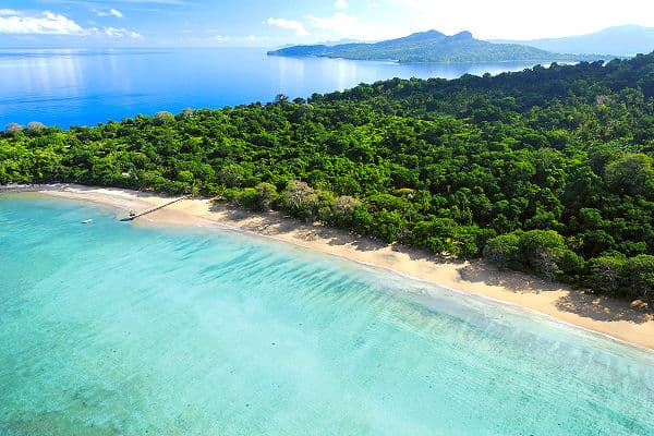 Traumhafte Strände auf den Komoren – Indischer Ozean Urlaub Traumhafte Strände auf den Komoren mit türkisblauem Wasser und weißem Sand – perfektes Urlaubsziel im Indischen Ozean