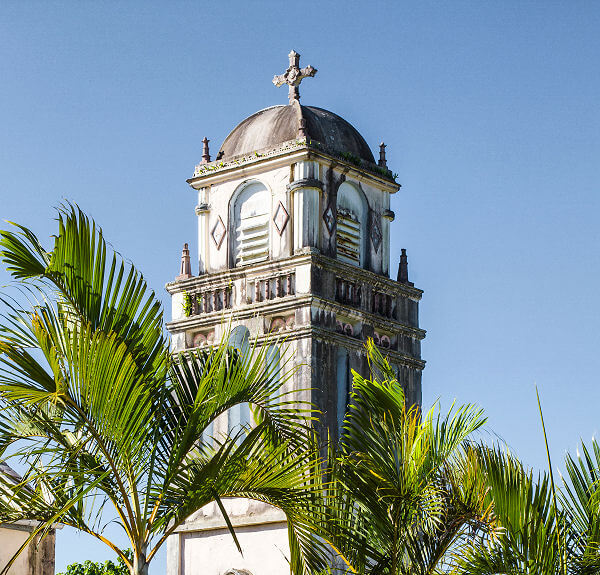 Als der Vulkan Piton de la Fournaise im Jahr 1977 ausbrach, stoppte der Lavastrom plötzlich vor der Kirche