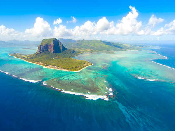 Ein atemberaubender Blick auf die Halbinsel Le Morne, mit ihren weißen Sandstränden und dem markanten Tafelberg im Hintergrund - ein Paradies auf Erden