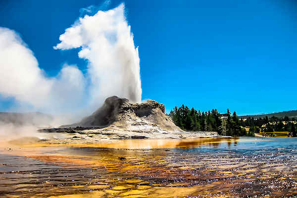 Rundreise durch den Yellowstone Nationalpark – atemberaubende Landschaften und Tiere.