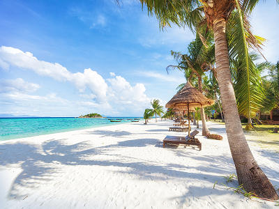 Tropischer Strand mit Palmen in Asien – Reiseziel für Badeurlaub mit AsiaGo