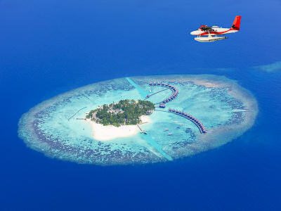 Insel mit Wasserbungalows auf den Malediven – Reiseziel im Indischen Ozean mit AsiaGo