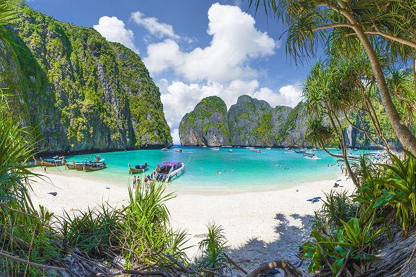 Maya Bay auf Phi Phi Leh mit türkisfarbenem Wasser und Kalksteinfelsen