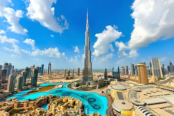 Panoramablick auf den Burj Khalifa und die Downtown Dubai mit der Dubai Fountain
